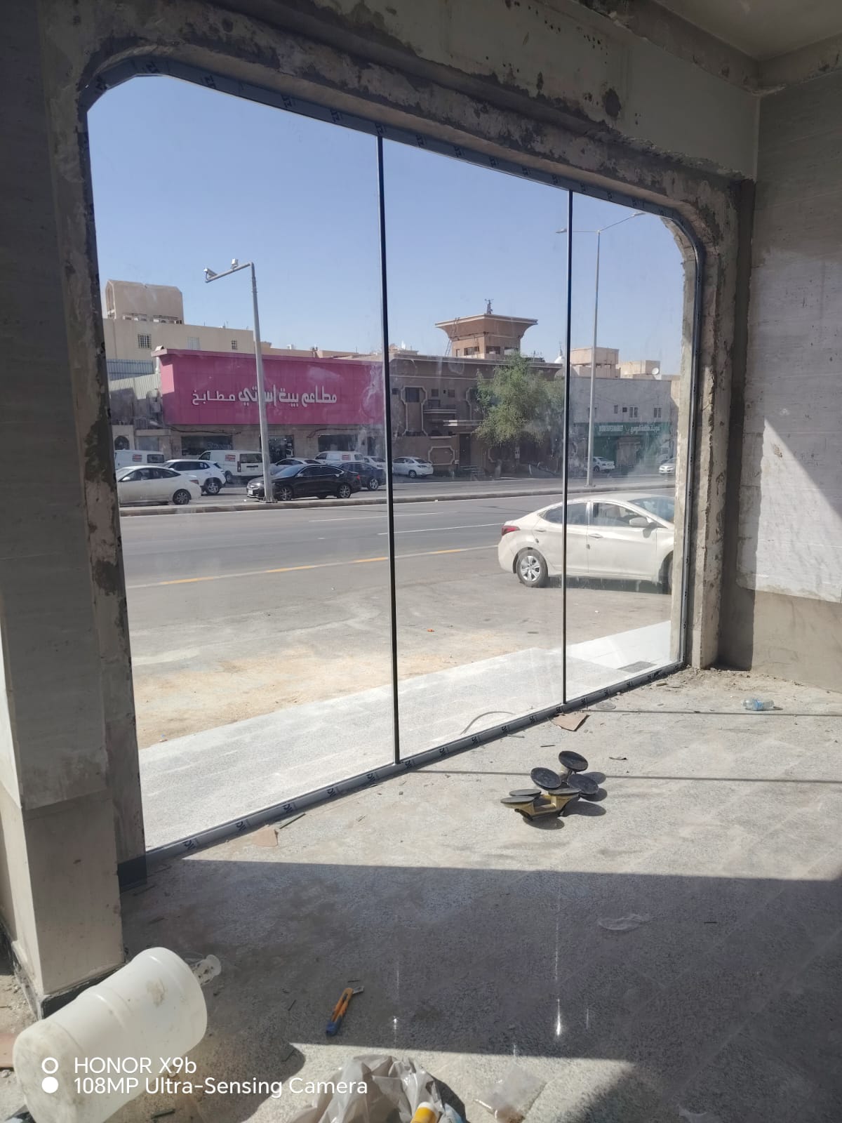 واجهة محل زجاجية